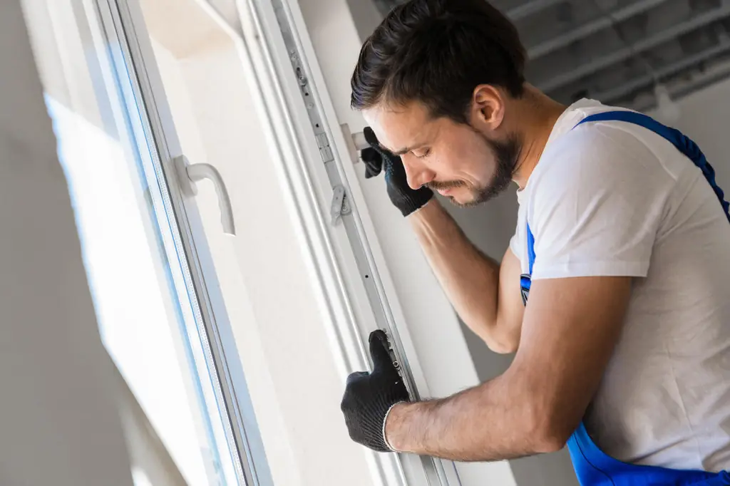 Technicien Fenêtre Amiens devant son véhicule d'intervention